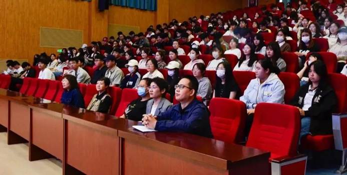 礼堂里有许多人 AI 生成的内容可能不正确。