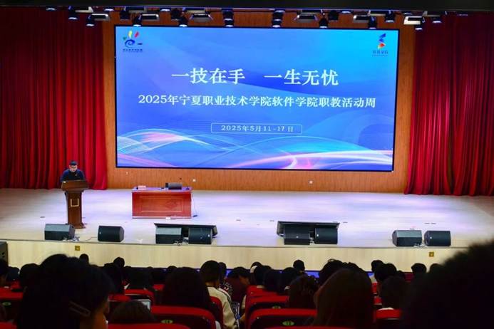 桌子上有许多电脑萤幕 AI 生成的内容可能不正确。