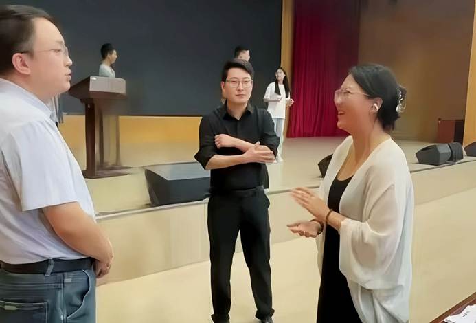 穿着西装笔挺的男子们 AI 生成的内容可能不正确。