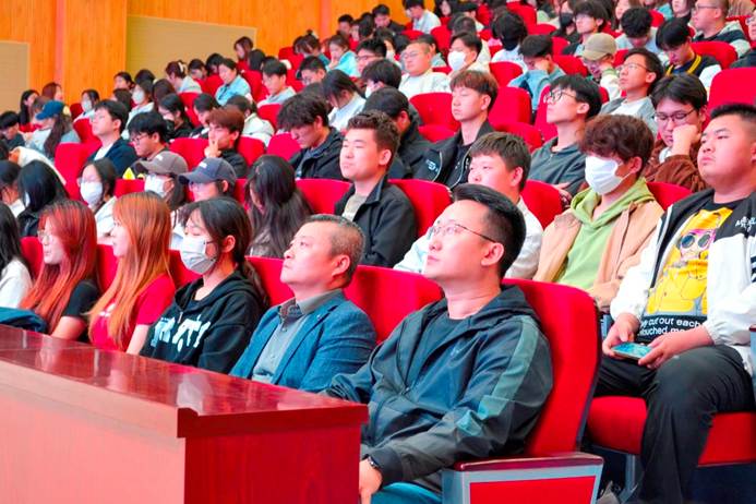 礼堂里有许多人 AI 生成的内容可能不正确。