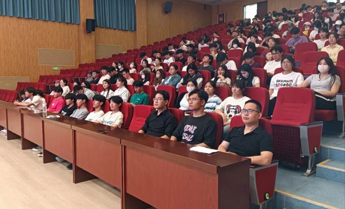 礼堂里有许多人 AI 生成的内容可能不正确。