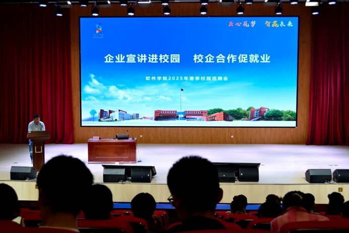 电脑萤幕的一群人 AI 生成的内容可能不正确。